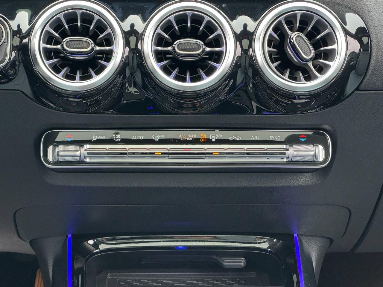 Mercedes-Benz GLA Vehicle Full-screen Gallery Image 15