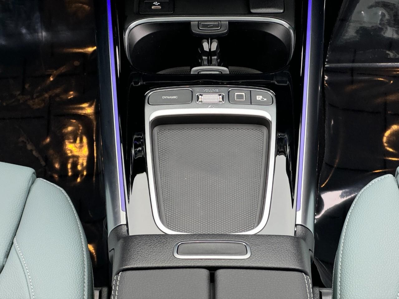 Mercedes-Benz GLA Vehicle Full-screen Gallery Image 16