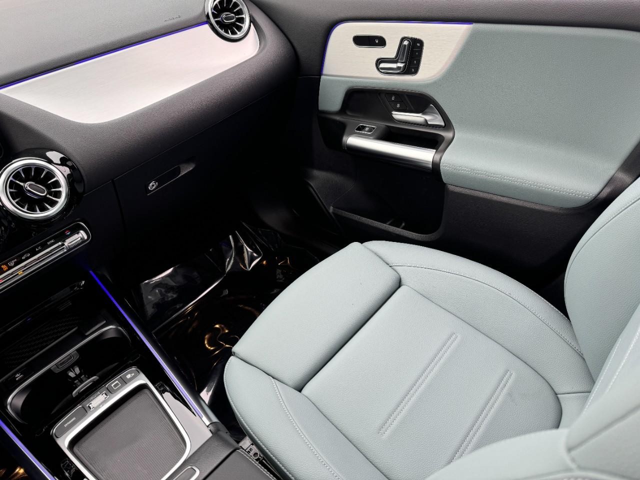 Mercedes-Benz GLA Vehicle Full-screen Gallery Image 17