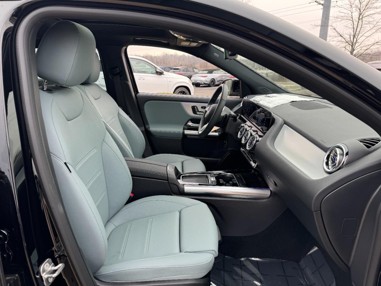 Mercedes-Benz GLA Vehicle Full-screen Gallery Image 18