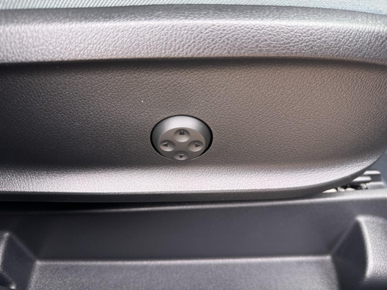 Mercedes-Benz GLA Vehicle Full-screen Gallery Image 20