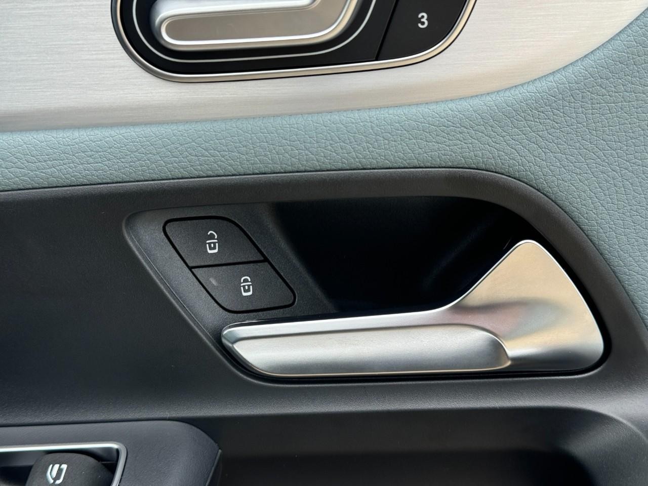 Mercedes-Benz GLA Vehicle Full-screen Gallery Image 22