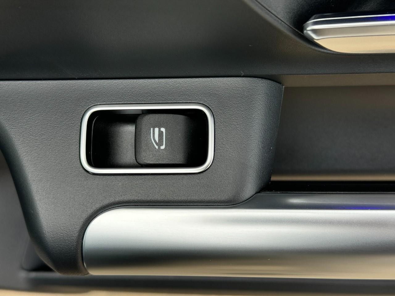 Mercedes-Benz GLA Vehicle Full-screen Gallery Image 23