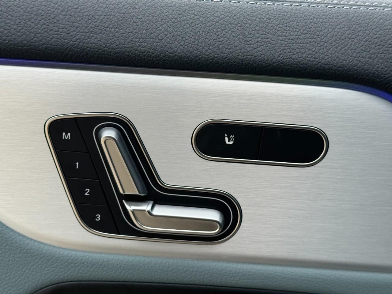 Mercedes-Benz GLA Vehicle Full-screen Gallery Image 24