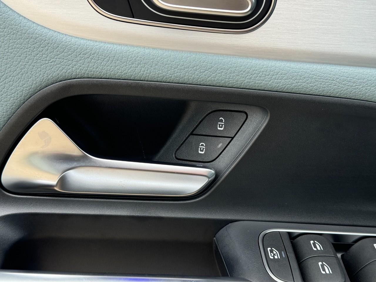 Mercedes-Benz GLA Vehicle Full-screen Gallery Image 25