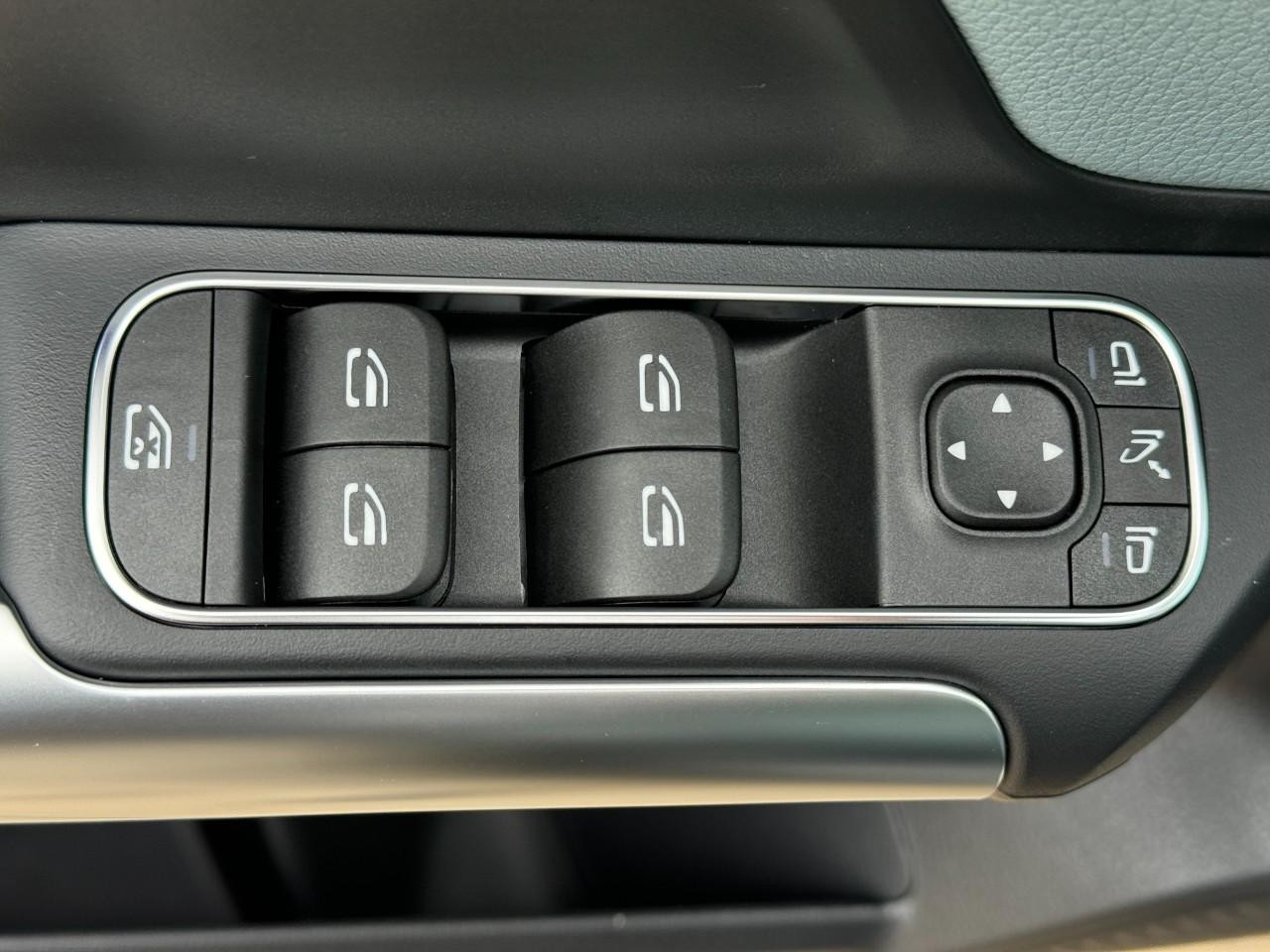 Mercedes-Benz GLA Vehicle Full-screen Gallery Image 26