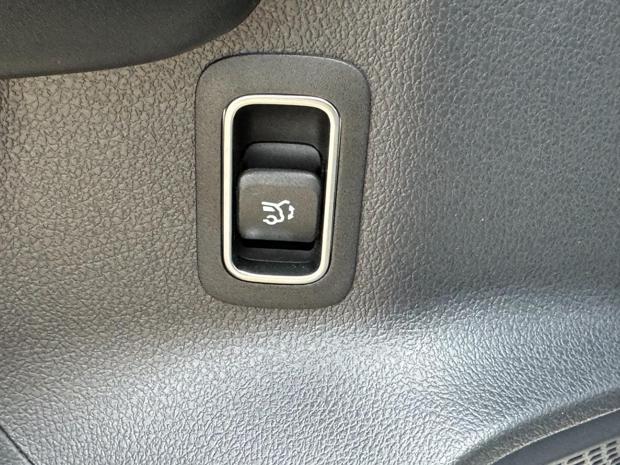 Mercedes-Benz GLA Vehicle Full-screen Gallery Image 27