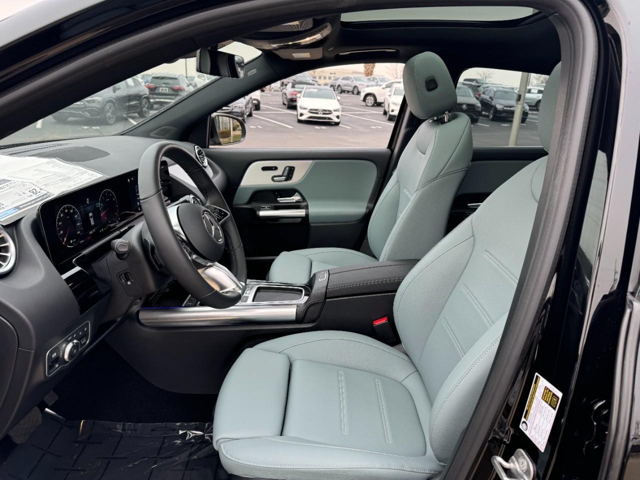 Mercedes-Benz GLA Vehicle Full-screen Gallery Image 28