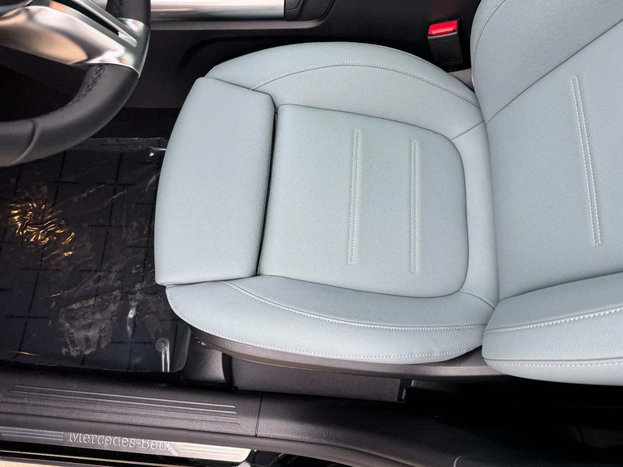 Mercedes-Benz GLA Vehicle Full-screen Gallery Image 29