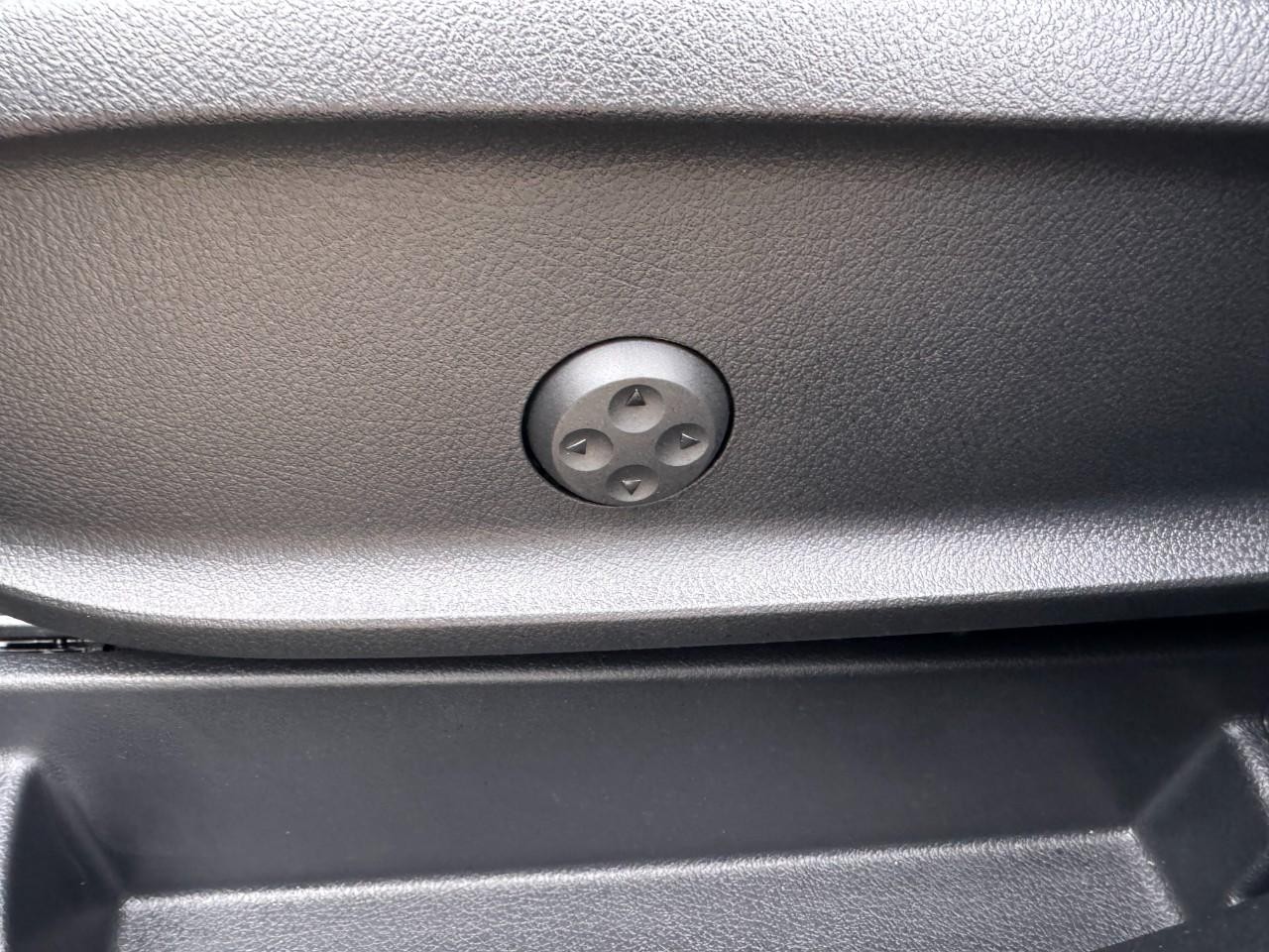 Mercedes-Benz GLA Vehicle Full-screen Gallery Image 30