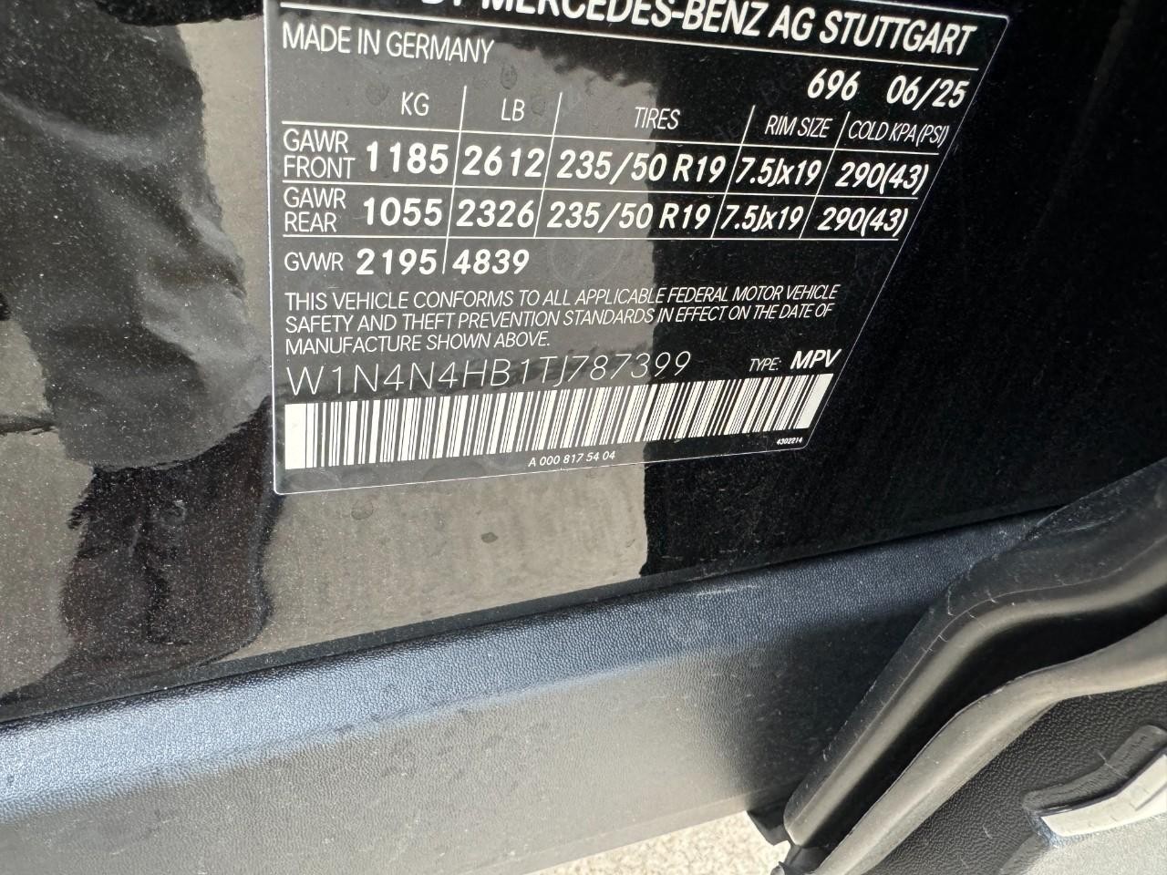 Mercedes-Benz GLA Vehicle Full-screen Gallery Image 31