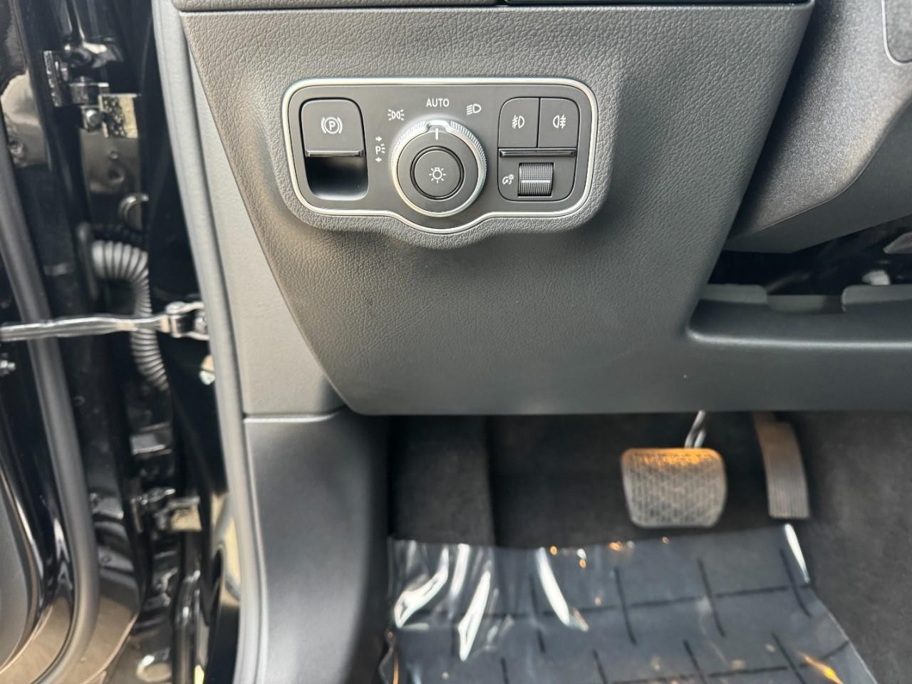 Mercedes-Benz GLA Vehicle Full-screen Gallery Image 32