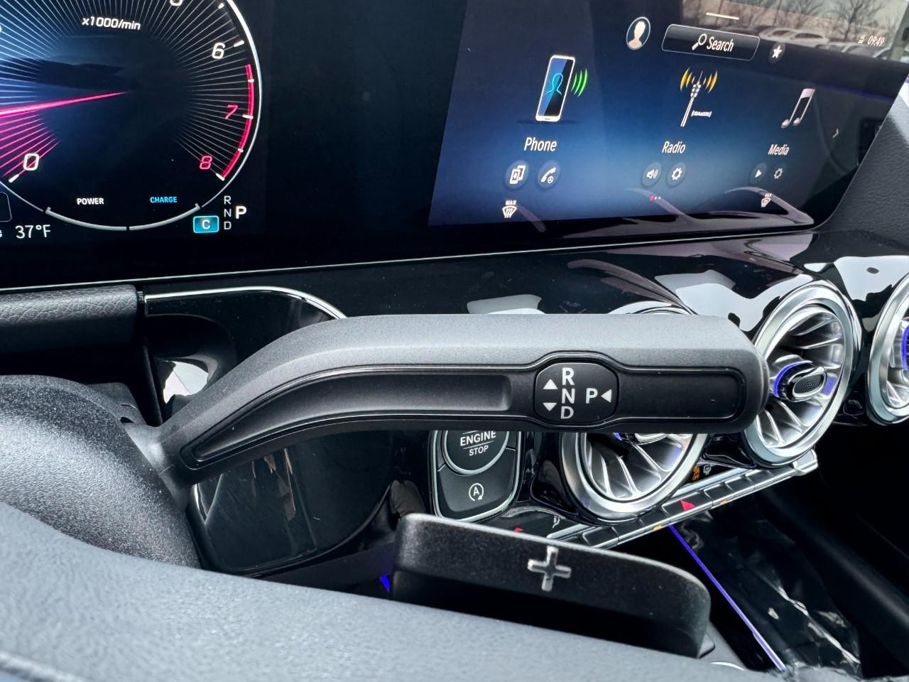 Mercedes-Benz GLA Vehicle Full-screen Gallery Image 36