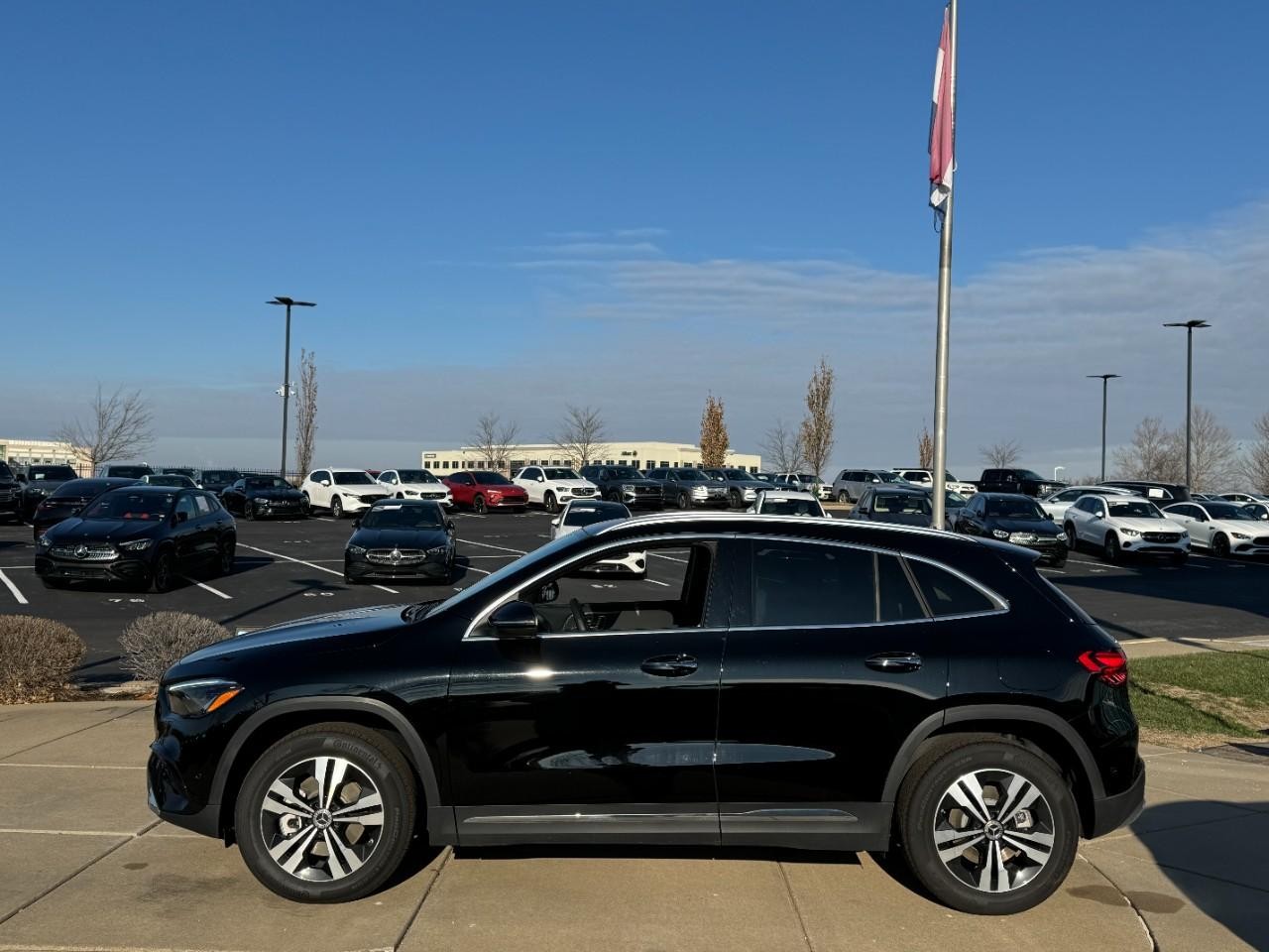 Mercedes-Benz GLA Vehicle Full-screen Gallery Image 2