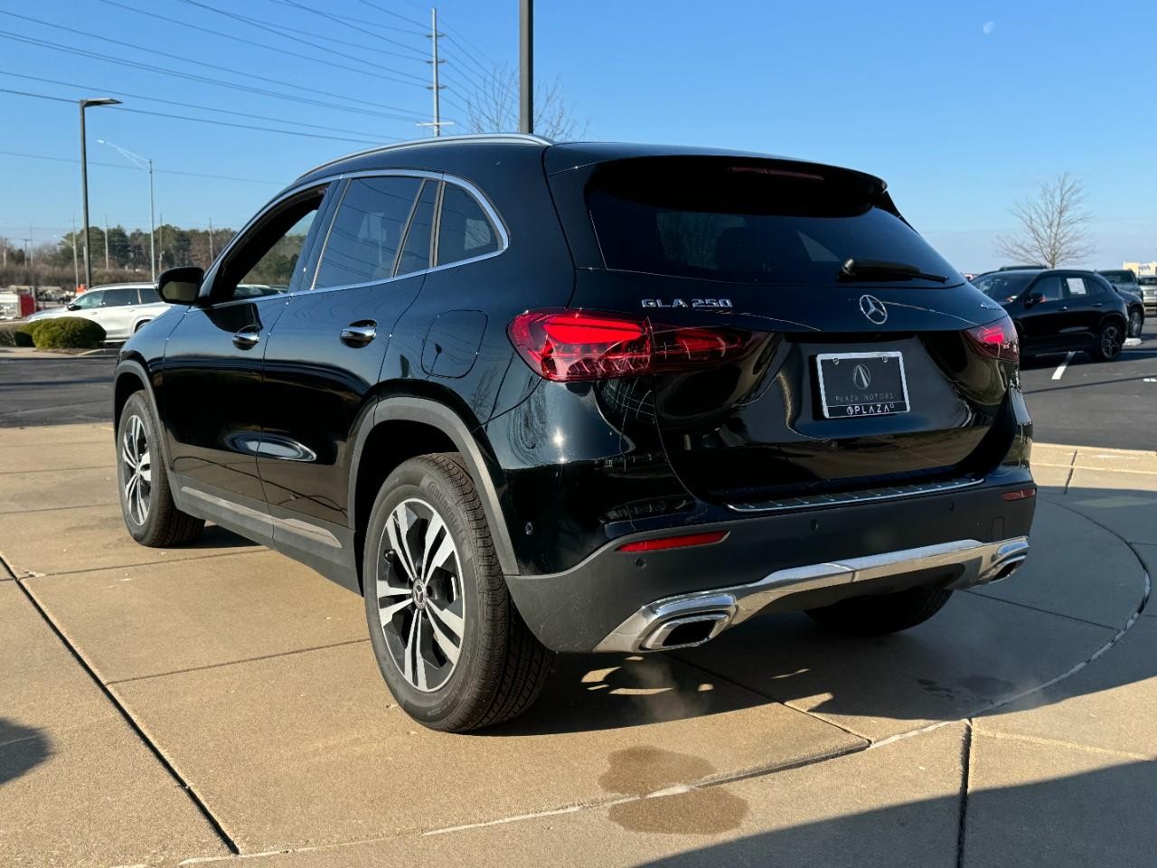 Mercedes-Benz GLA Vehicle Full-screen Gallery Image 3