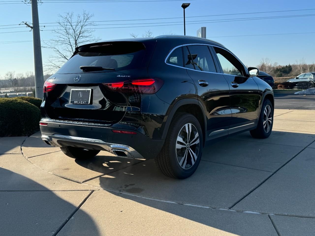 Mercedes-Benz GLA Vehicle Full-screen Gallery Image 4