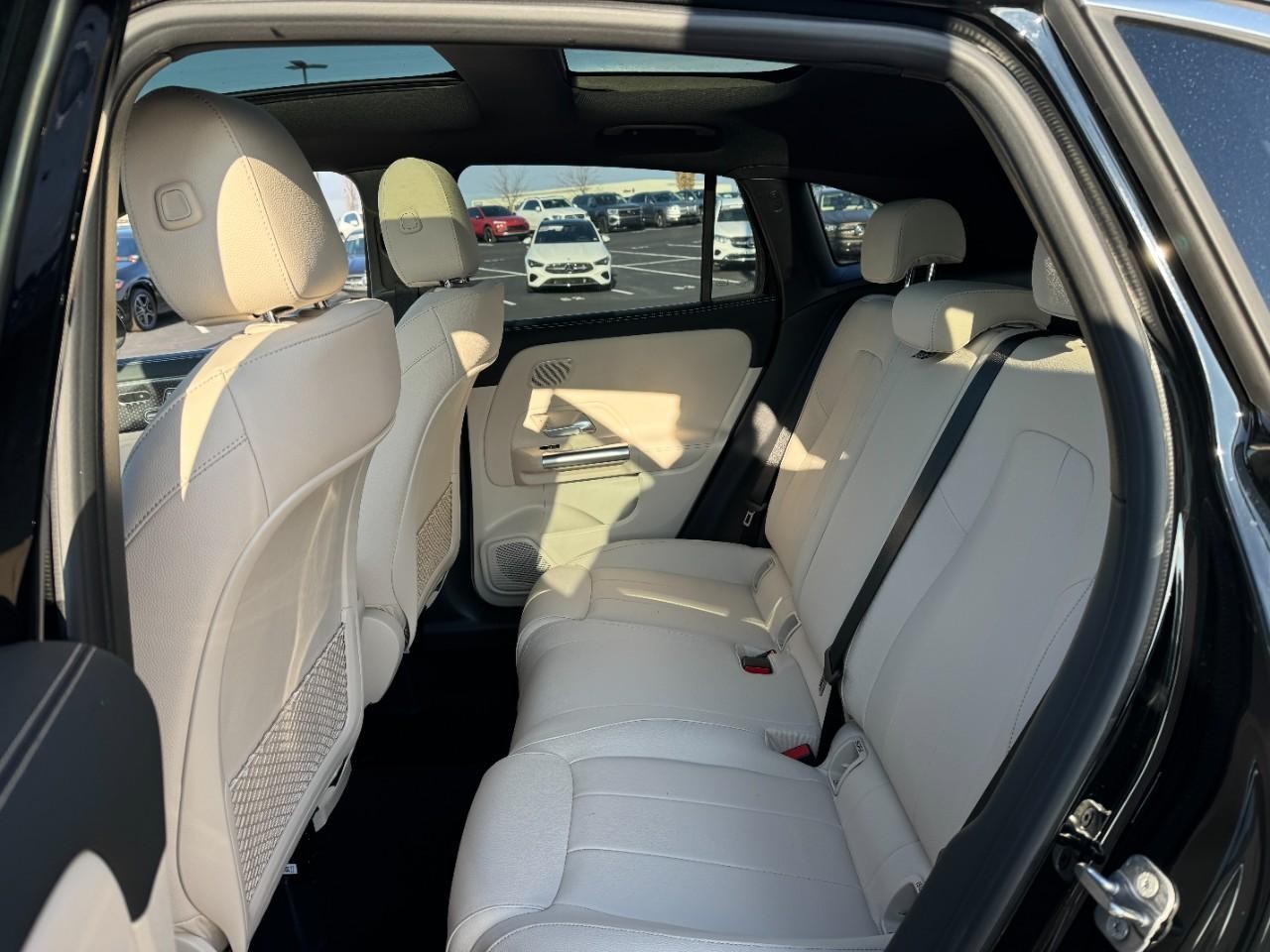 Mercedes-Benz GLA Vehicle Full-screen Gallery Image 8