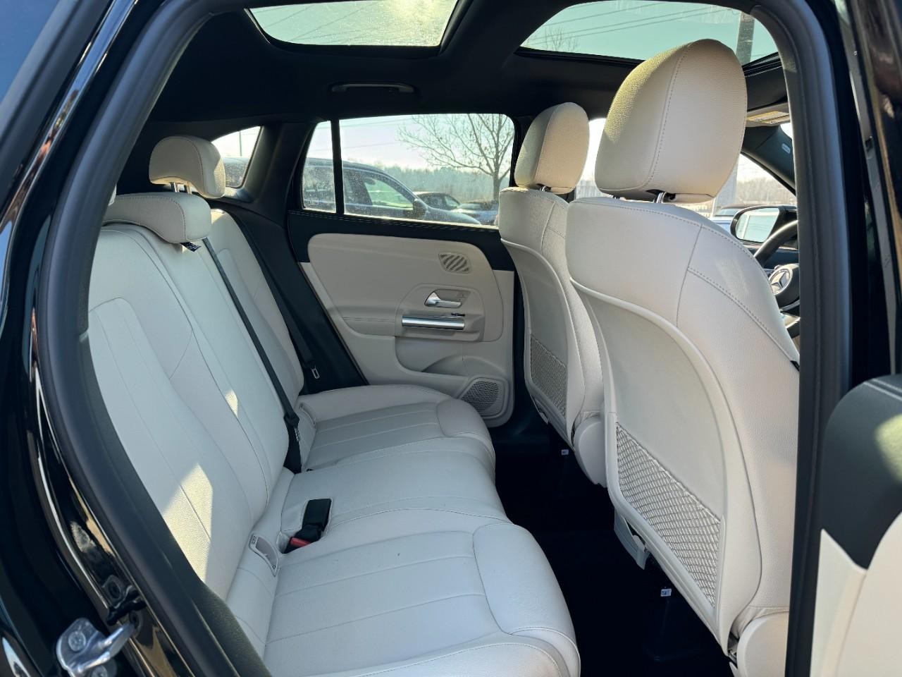 Mercedes-Benz GLA Vehicle Full-screen Gallery Image 10