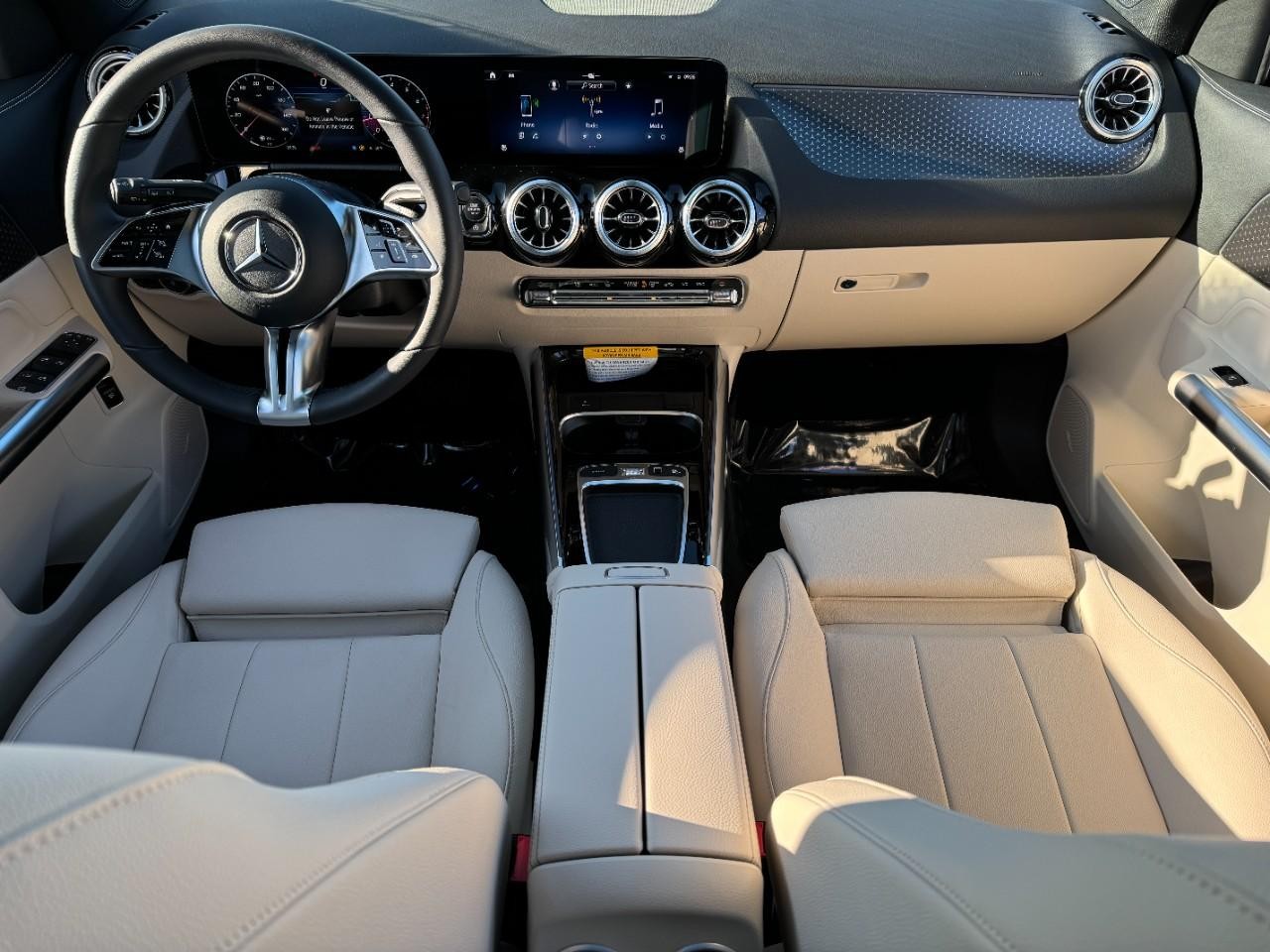 Mercedes-Benz GLA Vehicle Full-screen Gallery Image 12