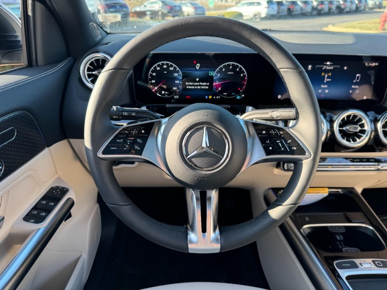 Mercedes-Benz GLA Vehicle Full-screen Gallery Image 13