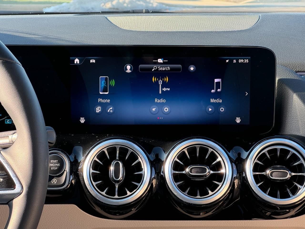 Mercedes-Benz GLA Vehicle Full-screen Gallery Image 14