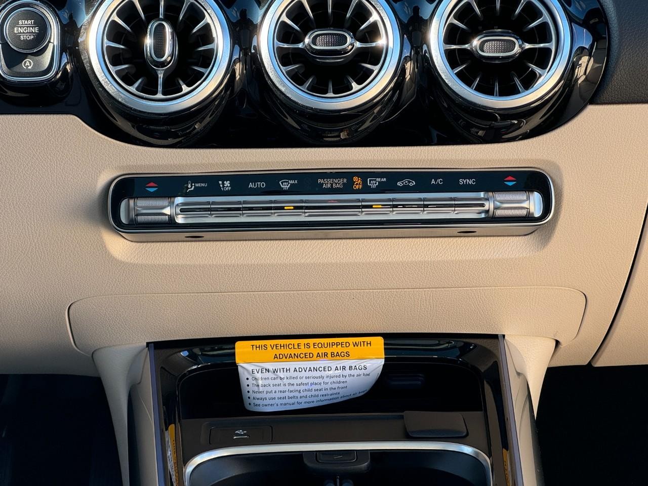 Mercedes-Benz GLA Vehicle Full-screen Gallery Image 15