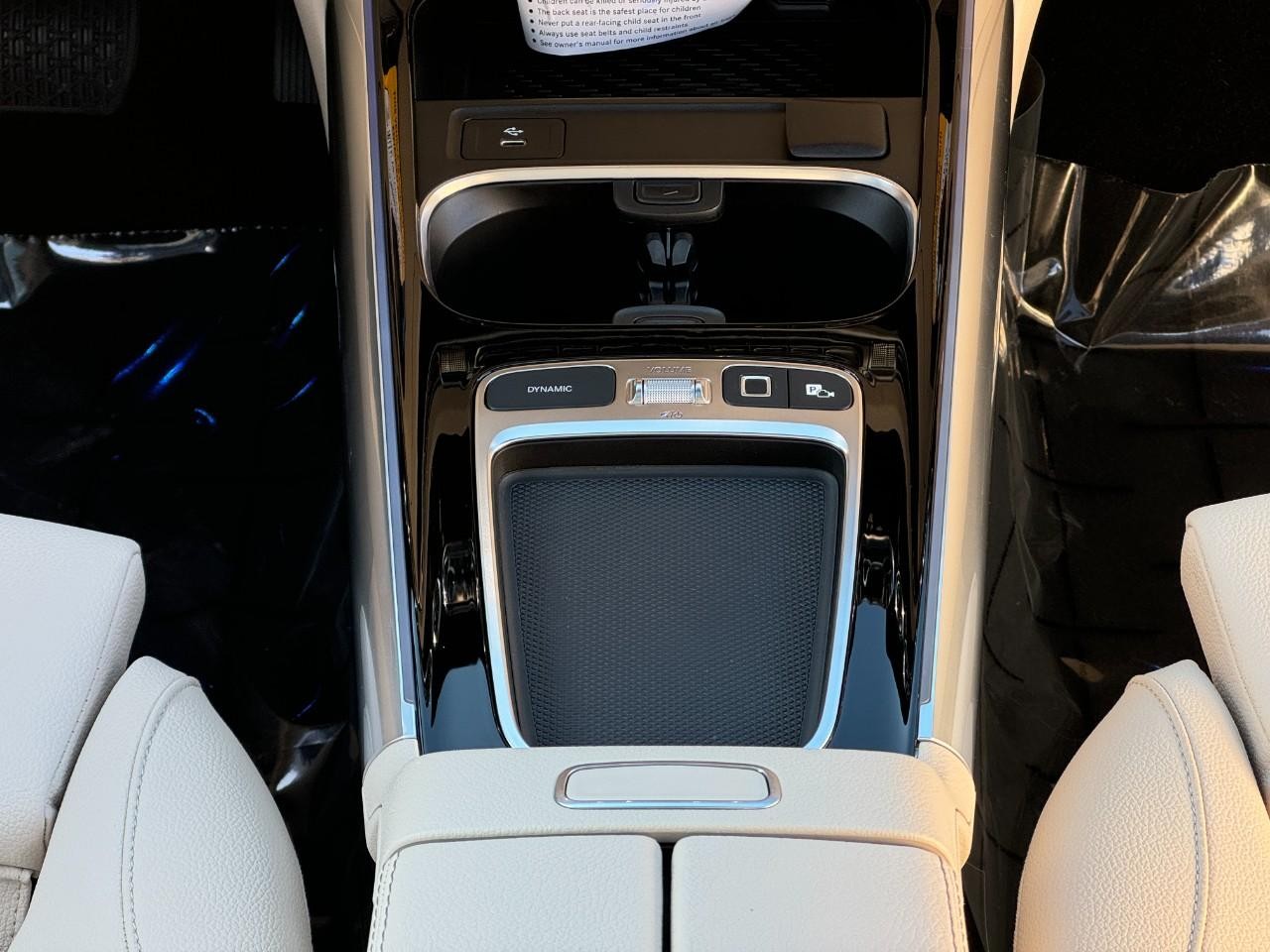 Mercedes-Benz GLA Vehicle Full-screen Gallery Image 16