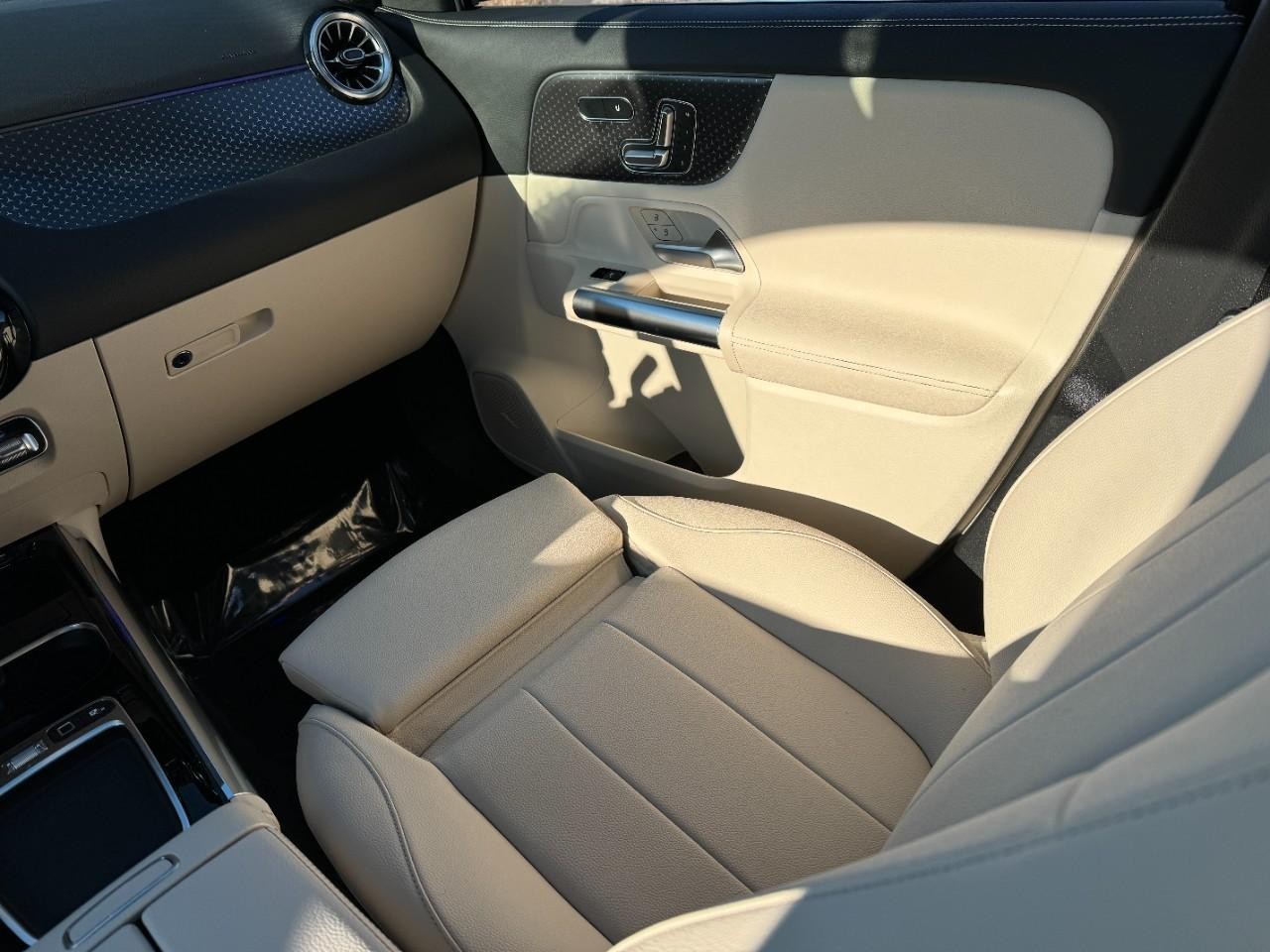 Mercedes-Benz GLA Vehicle Full-screen Gallery Image 17