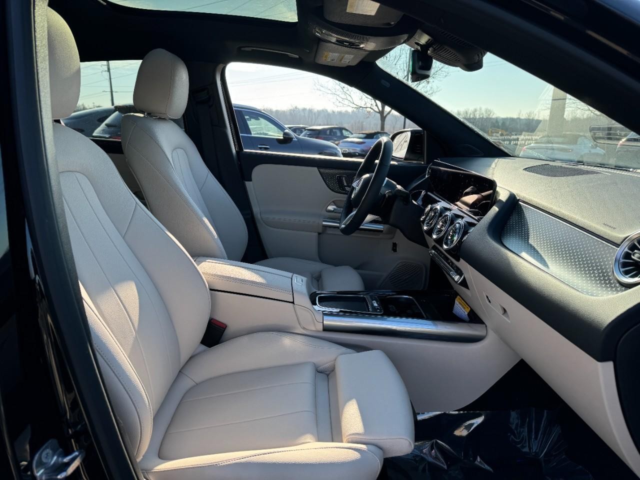 Mercedes-Benz GLA Vehicle Full-screen Gallery Image 18