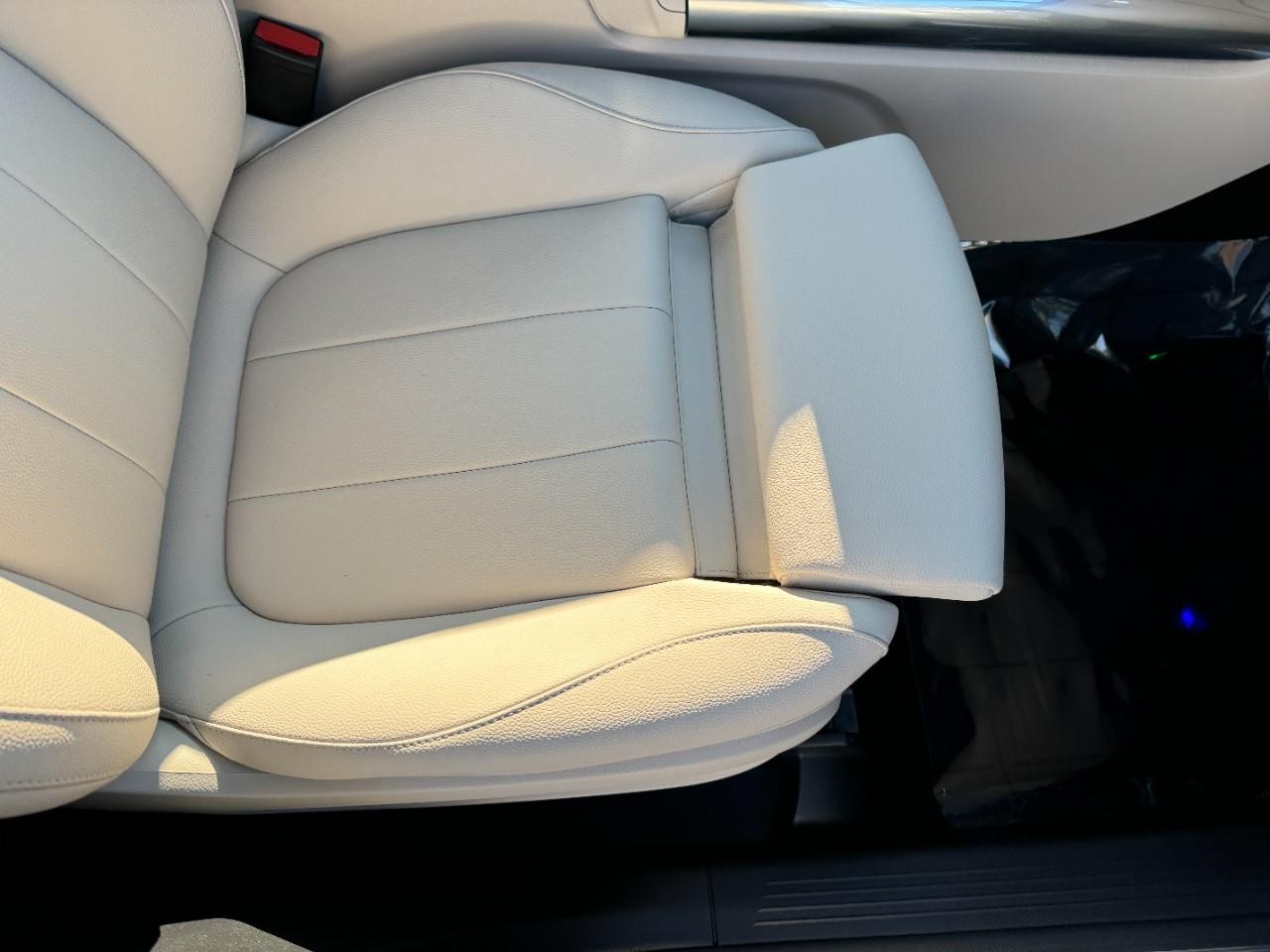 Mercedes-Benz GLA Vehicle Full-screen Gallery Image 19