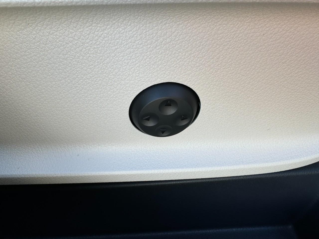 Mercedes-Benz GLA Vehicle Full-screen Gallery Image 20