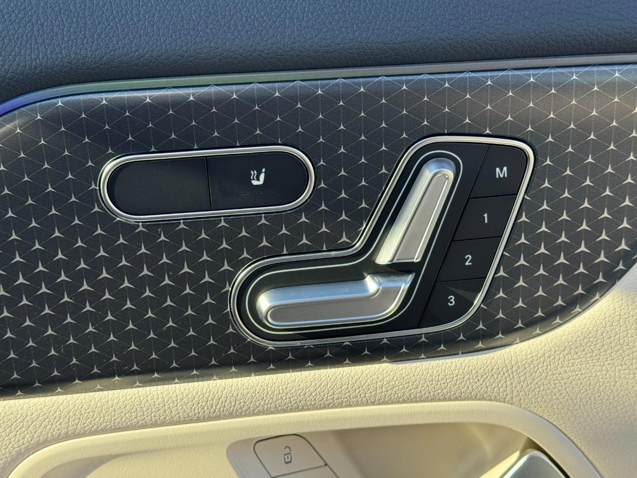 Mercedes-Benz GLA Vehicle Full-screen Gallery Image 21