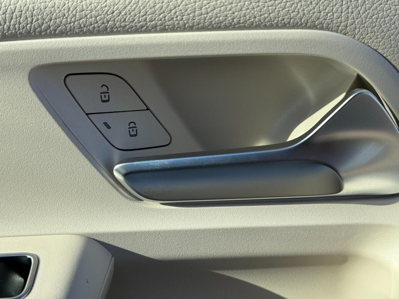 Mercedes-Benz GLA Vehicle Full-screen Gallery Image 22