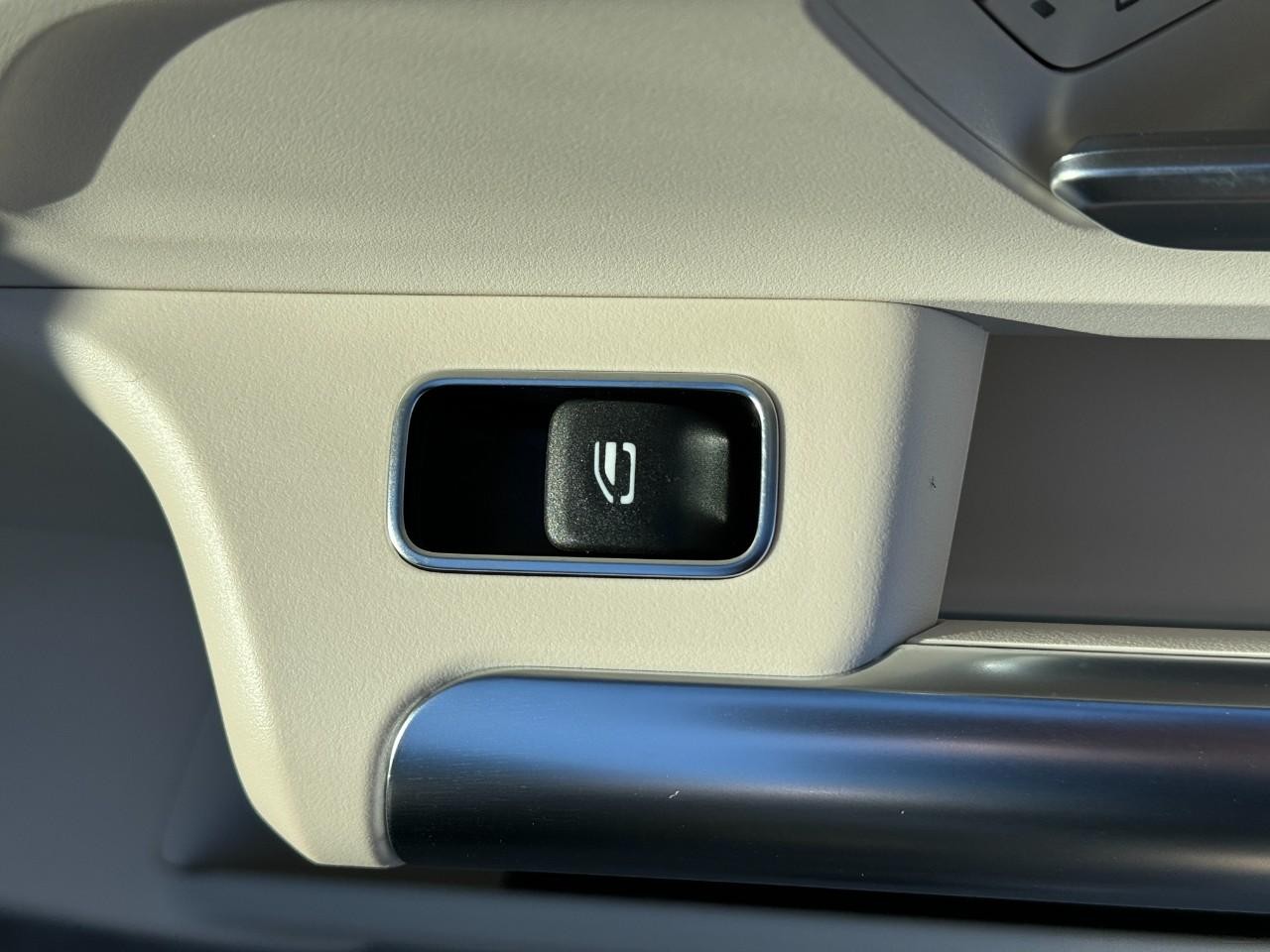 Mercedes-Benz GLA Vehicle Full-screen Gallery Image 23