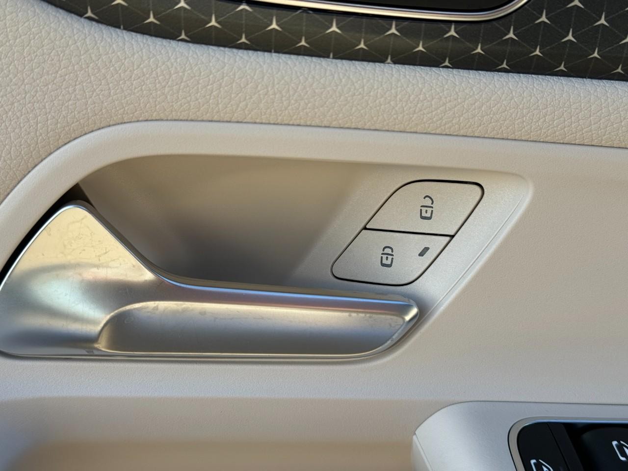 Mercedes-Benz GLA Vehicle Full-screen Gallery Image 25