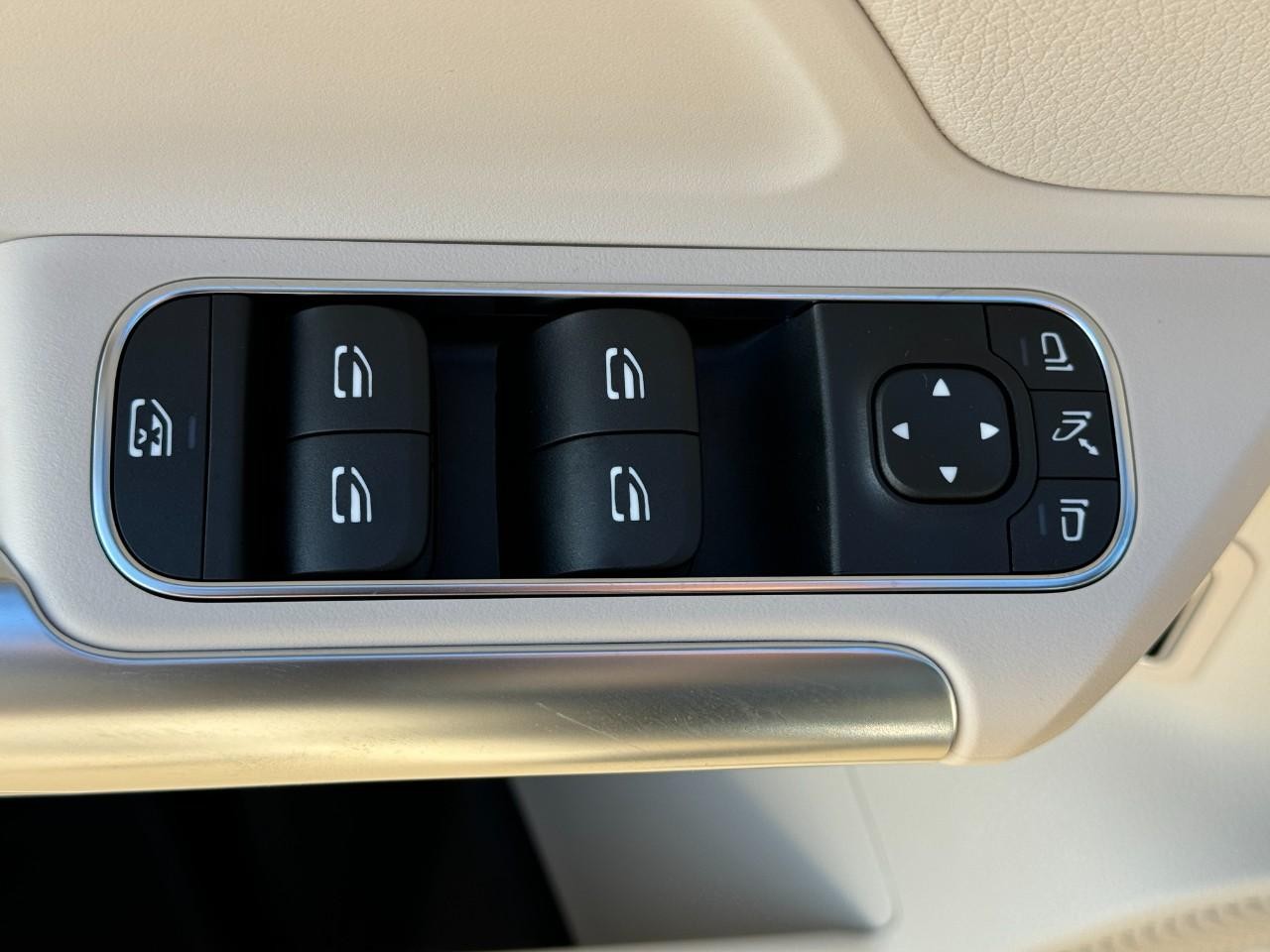 Mercedes-Benz GLA Vehicle Full-screen Gallery Image 26