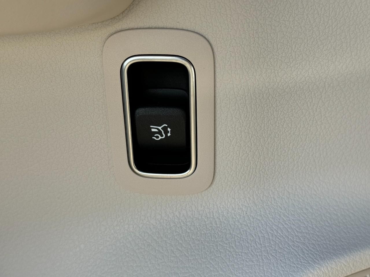 Mercedes-Benz GLA Vehicle Full-screen Gallery Image 27