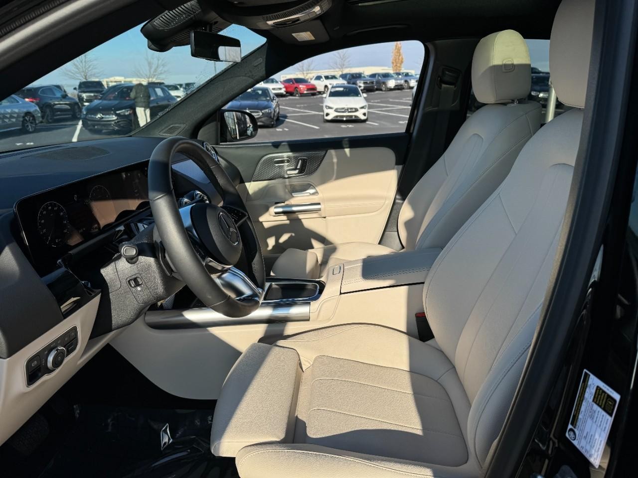 Mercedes-Benz GLA Vehicle Full-screen Gallery Image 28