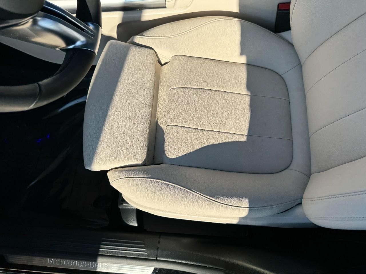 Mercedes-Benz GLA Vehicle Full-screen Gallery Image 29