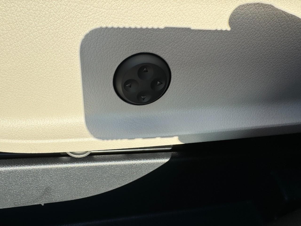 Mercedes-Benz GLA Vehicle Full-screen Gallery Image 30