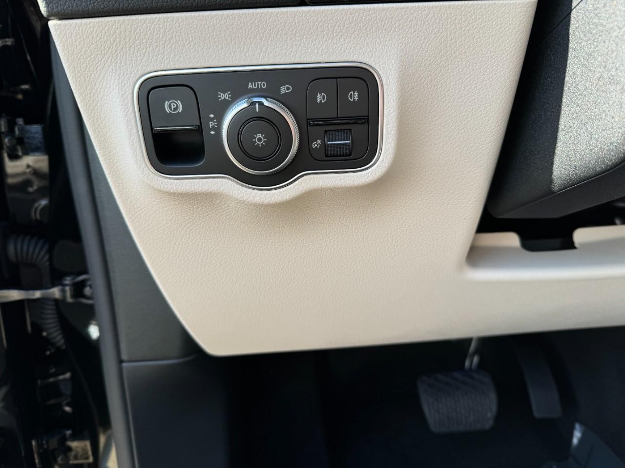 Mercedes-Benz GLA Vehicle Full-screen Gallery Image 31