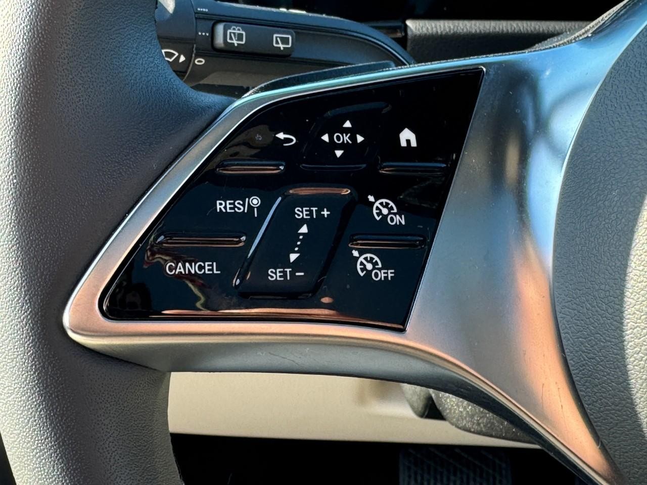 Mercedes-Benz GLA Vehicle Full-screen Gallery Image 32