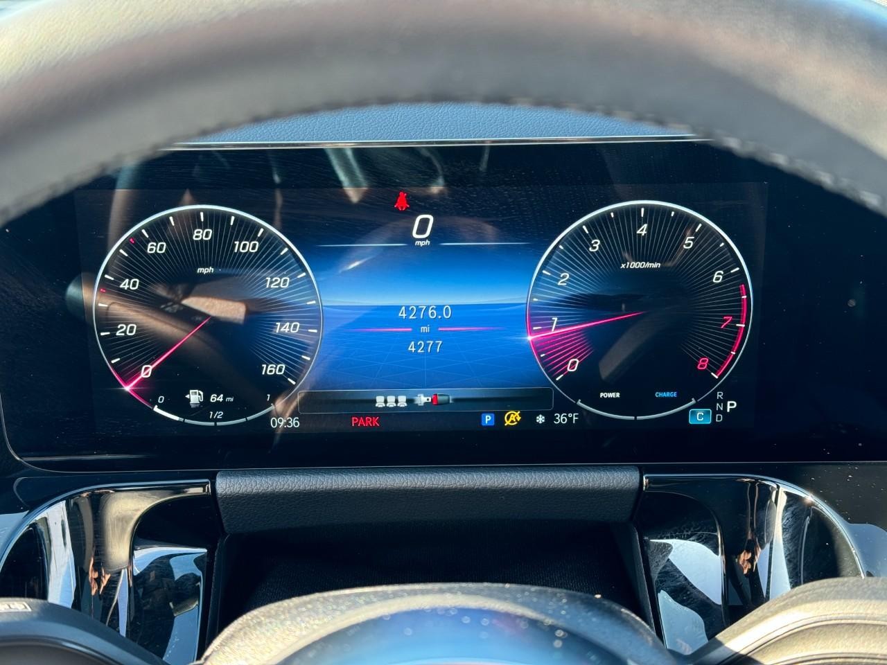 Mercedes-Benz GLA Vehicle Full-screen Gallery Image 34