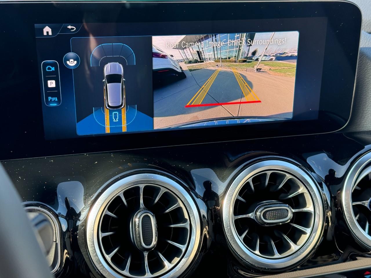 Mercedes-Benz GLA Vehicle Full-screen Gallery Image 36