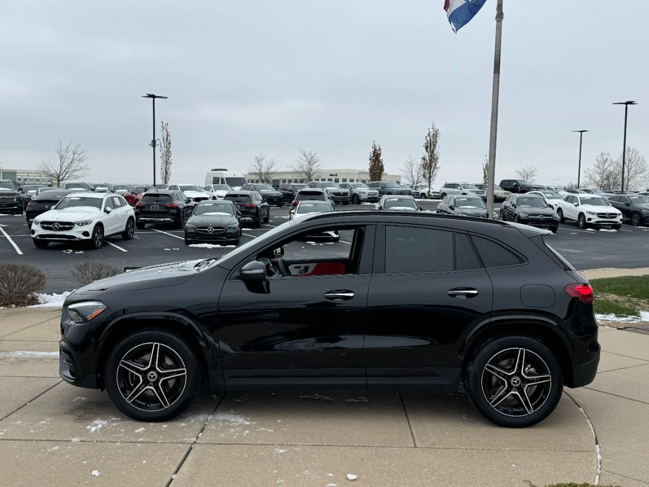 Mercedes-Benz GLA Vehicle Full-screen Gallery Image 2