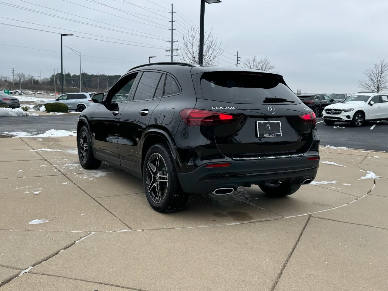 Mercedes-Benz GLA Vehicle Full-screen Gallery Image 3