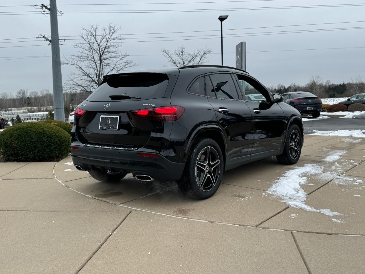 Mercedes-Benz GLA Vehicle Full-screen Gallery Image 4