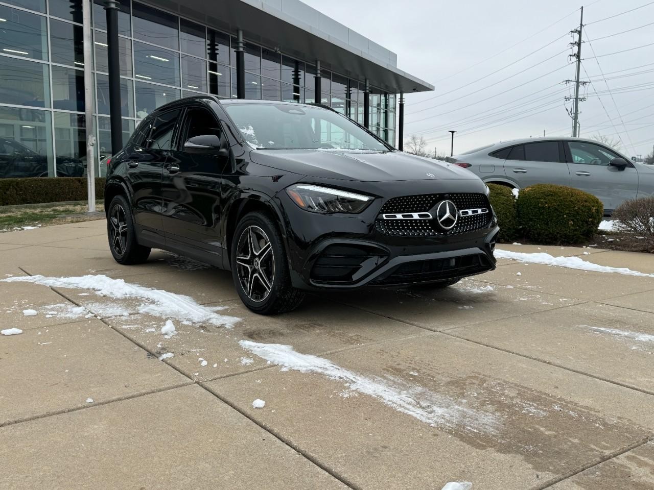 Mercedes-Benz GLA Vehicle Full-screen Gallery Image 6