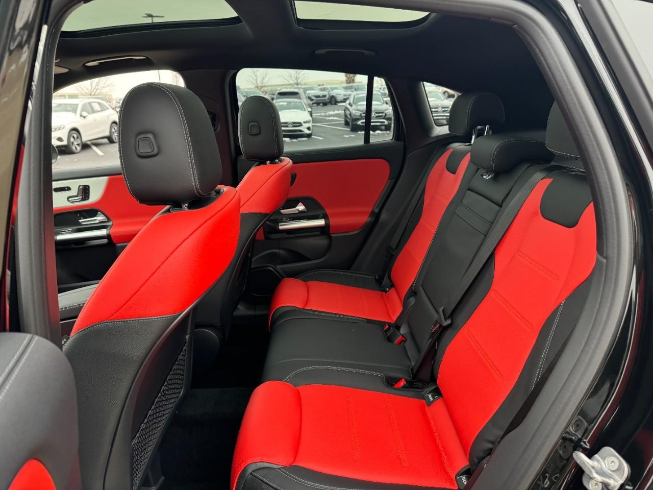 Mercedes-Benz GLA Vehicle Full-screen Gallery Image 8