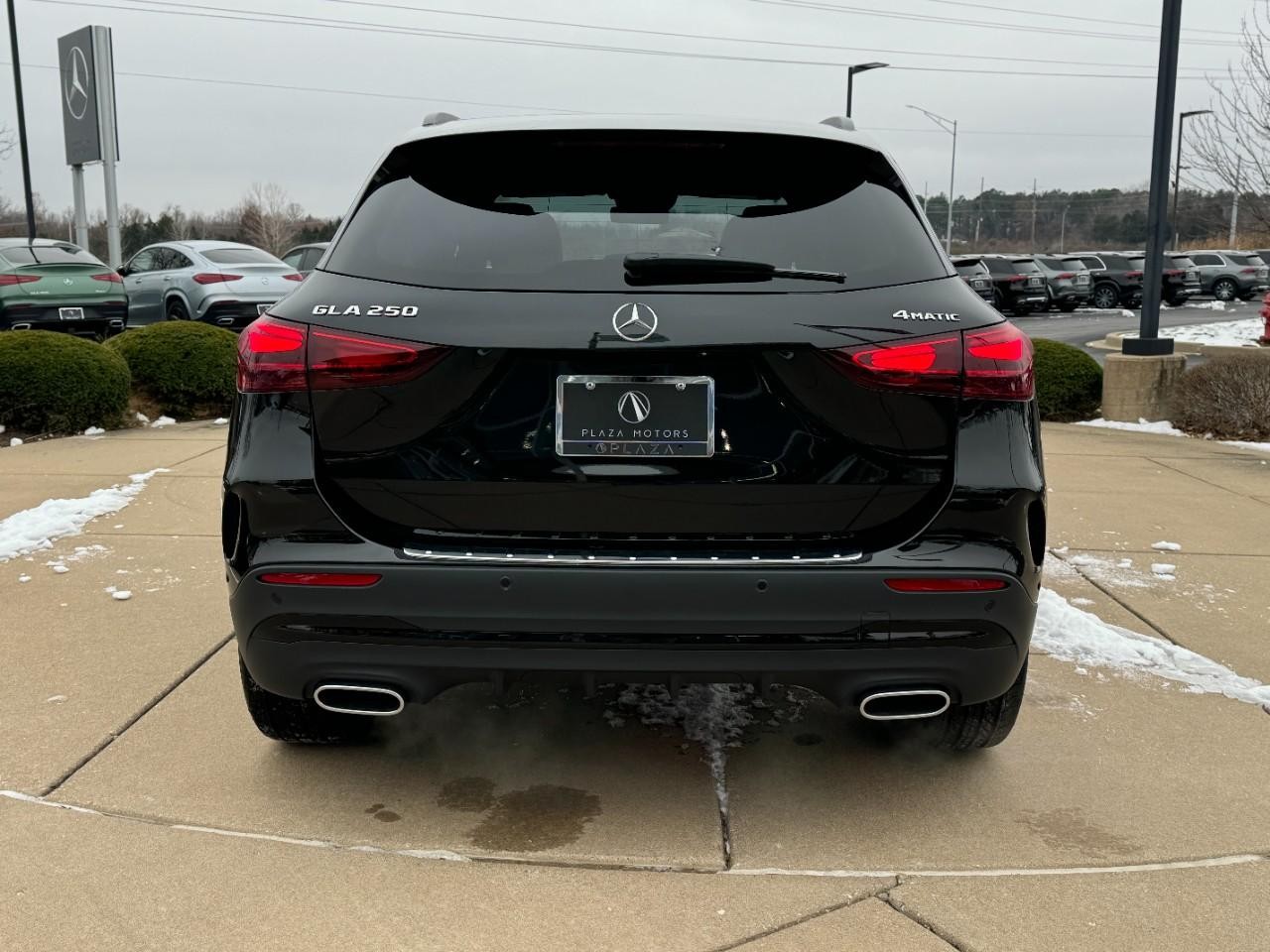 Mercedes-Benz GLA Vehicle Full-screen Gallery Image 9